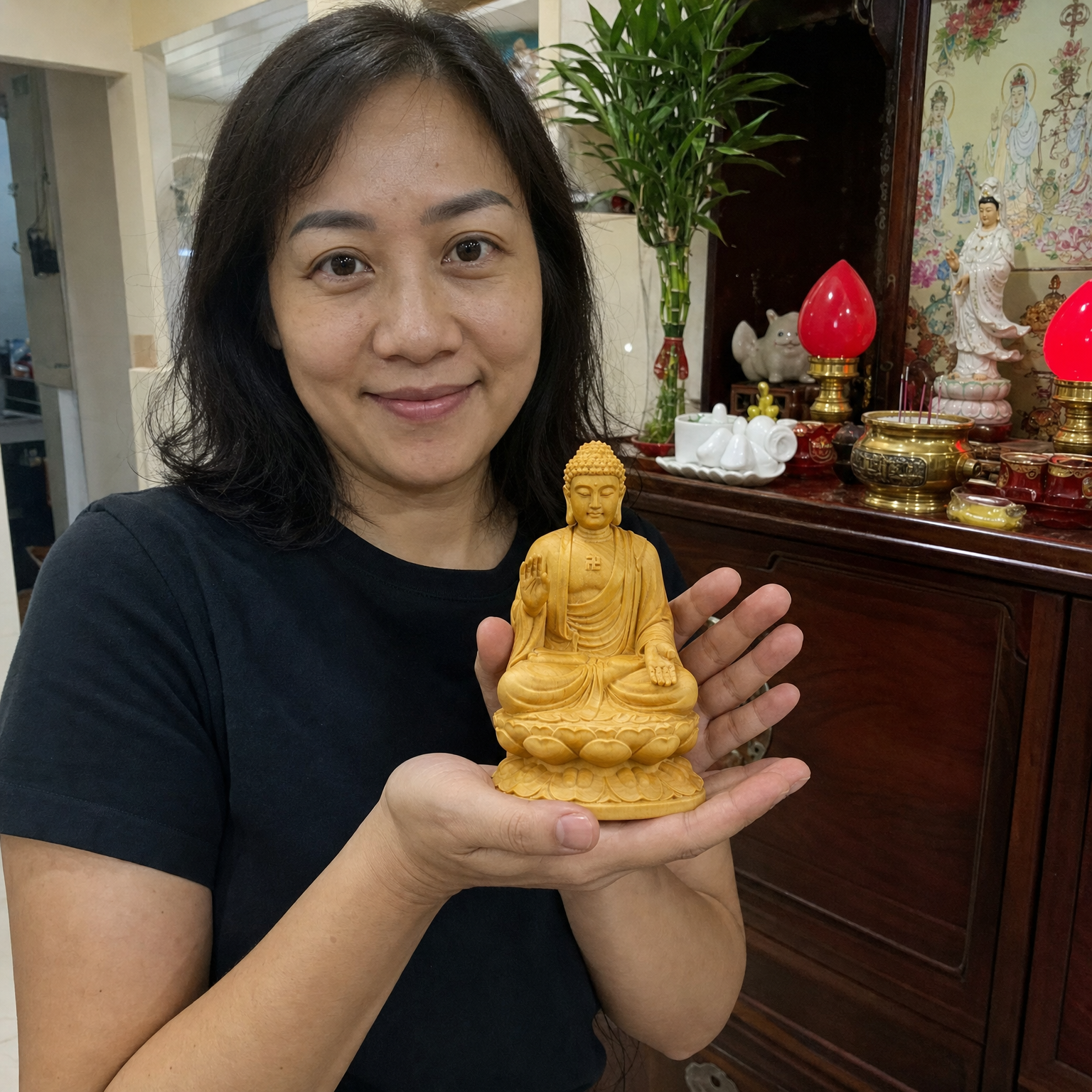 Malaysian woman holding the NEXT015 Shakyamuni Buddha statue