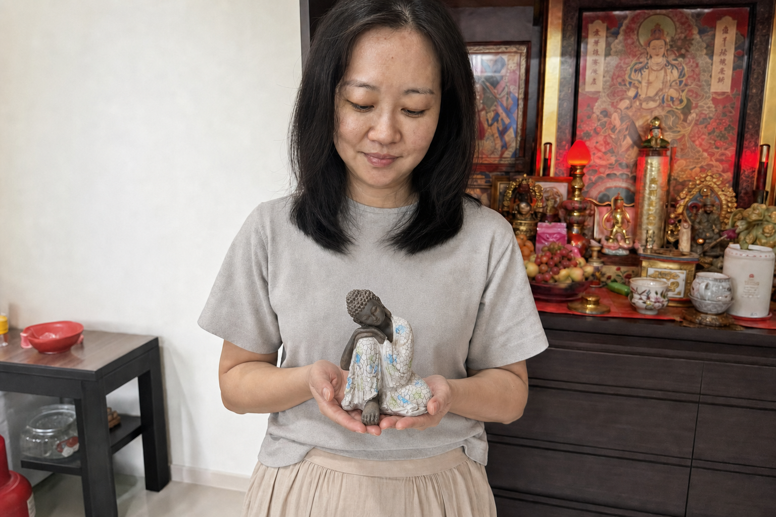 Malaysian woman supporting the NEXT024 Thai meditation Shakyamuni Buddha statue